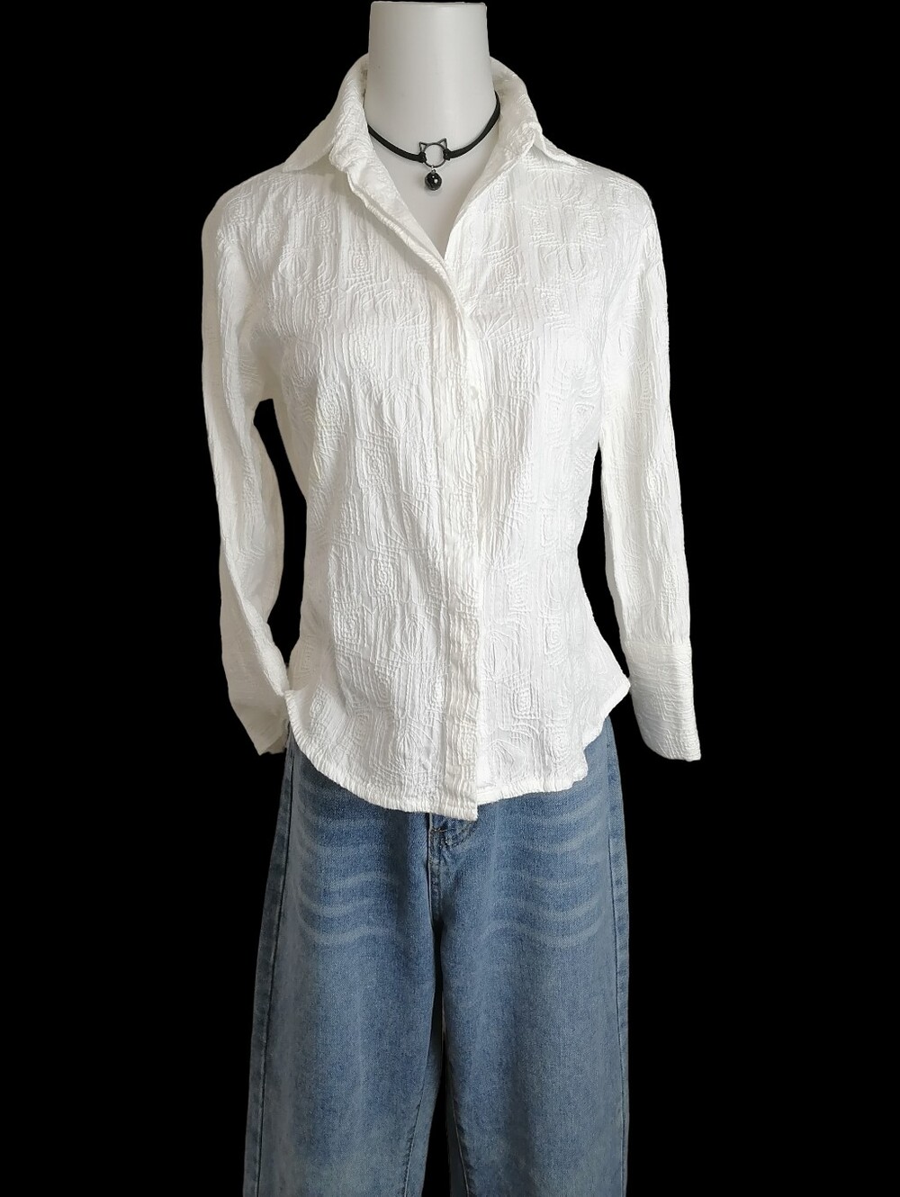 🐞3/＄44🐞White blouse with textured crinkled fabric & subtle floral embroidery.